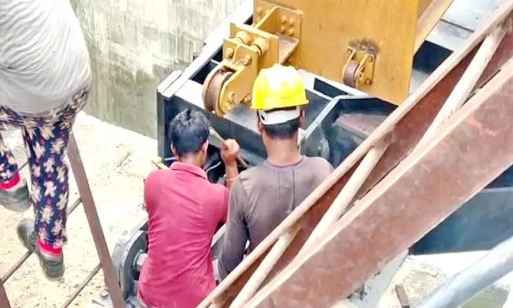 Expert team arrives at Pulichintala project to install a stop-lock gate