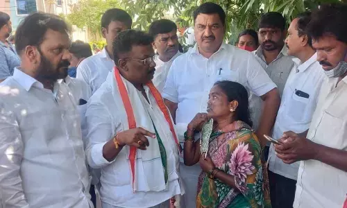 Dasoju Sravan Kumar seeks ex-gratia of Rs 1 crore