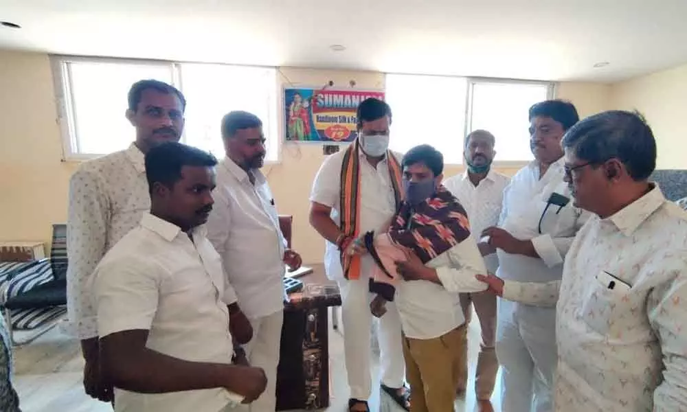 BJP national co in-charge for Tamil Nadu and former MLC Ponguleti Sudhakar Reddy felicitating handloom wavers on the occasion of National Handloom Day in Hyderabad on Saturday