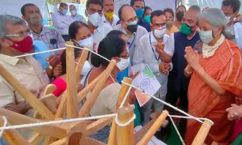 Union Finance Minister Nirmala Sitaraman interacting with weavers at AFKKS