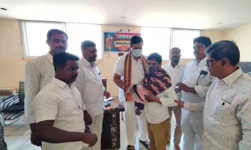 BJP national co in-charge for Tamil Nadu and former MLC Ponguleti Sudhakar Reddy felicitating handloom wavers on the occasion of National Handloom Day in Hyderabad on Saturday