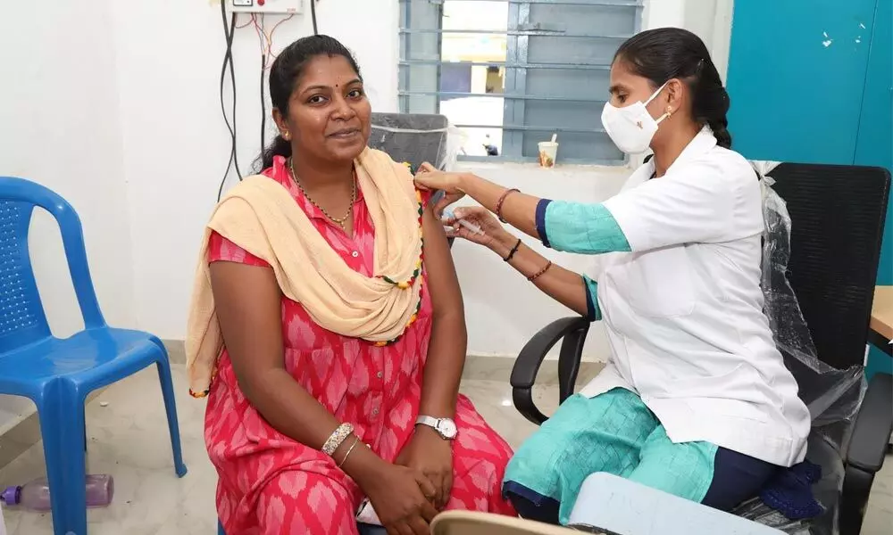 A woman is getting vaccinated in Tirupati