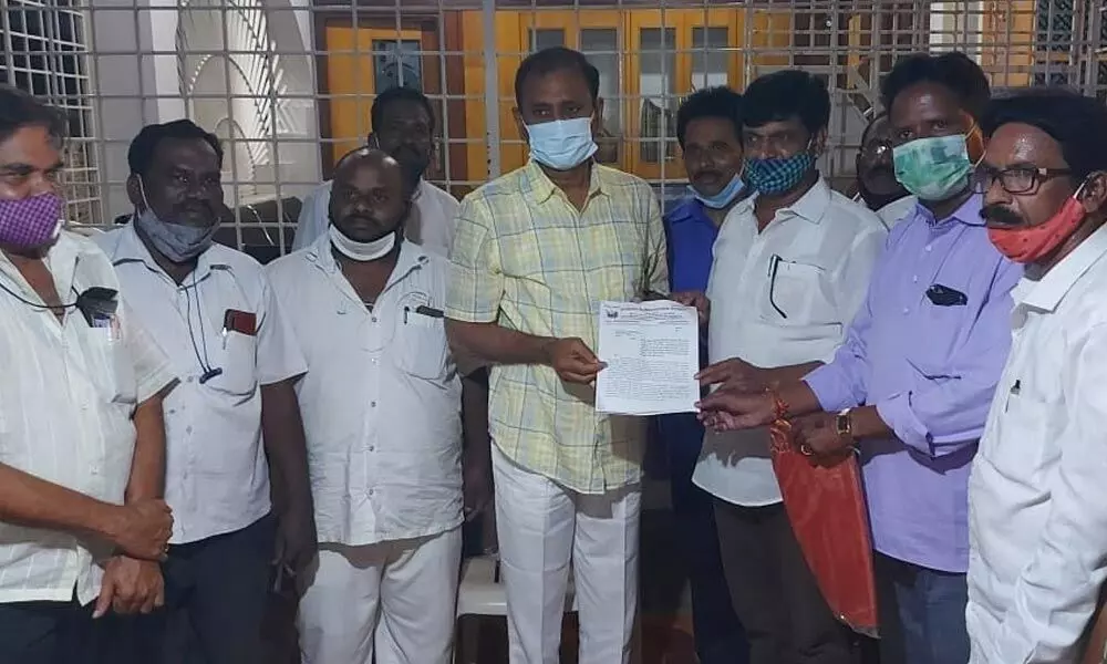 Folk artistes under the aegis of Jaanapada Vruthi Kalaakarula Sangam submitting a representation to MLA Bhumana Karunakar Reddy at his residence in Tirupati on Sunday.