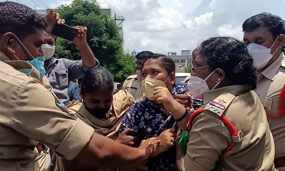 Protesters arguing with police in Amaravati on sunday