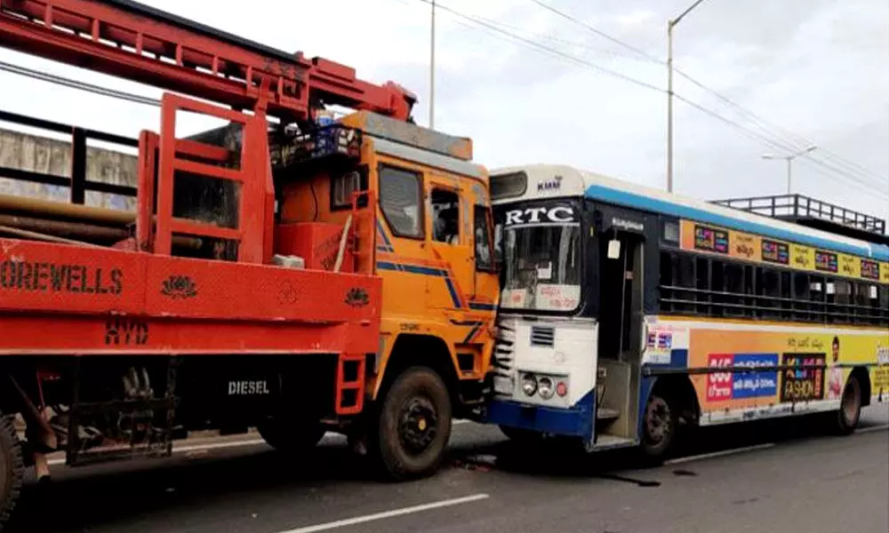 10 injured in TSRTC bus-lorry collision in Suryapet