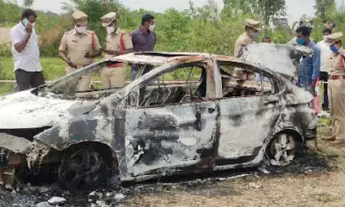 Body found in burnt car in Medak