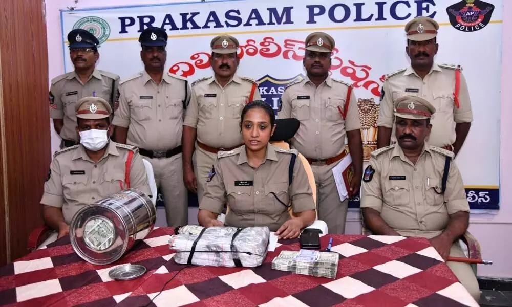 SP Malika Garg briefing the media persons about the fake currency case at Podili police station on Wednesday