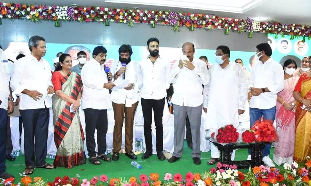 Minister Perni Nani administering oath of office to Tummala Chandrasekhar Rao as Chairman of Kamma Welfare and Development Corporation in Vijayawada on Wednesday