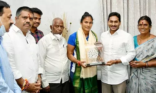 Indian womens hockey team player E Rajani meets Andhra Pradesh, CM YS Jagan.