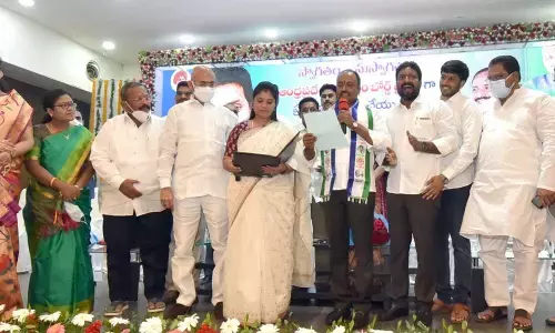 Deputy Chief Minister Pamula Pushpasrivani administering oath of office to Kayala Venkata Reddy as the Chairman of AP Maritime Board in Vijayawada on Wednesday
