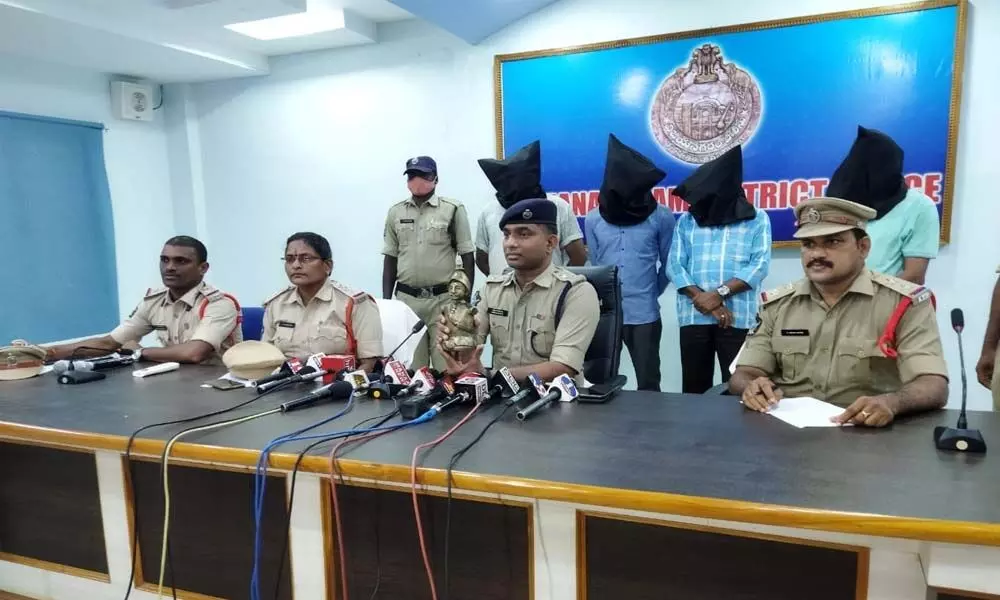 Vizianagaram police arrests a gang who cheated people by selling idols
