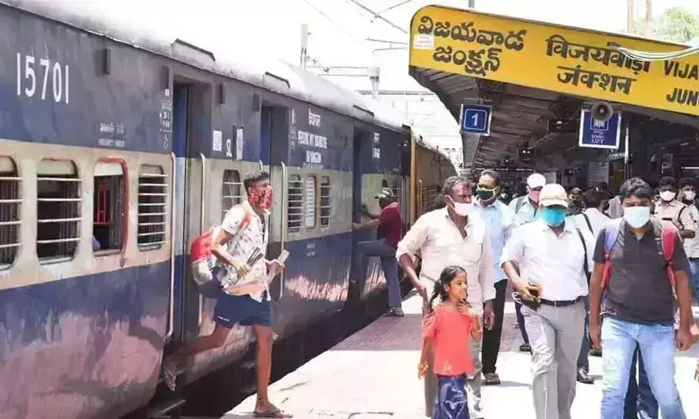 SC Rly CCM inspects Vijayawada railway station