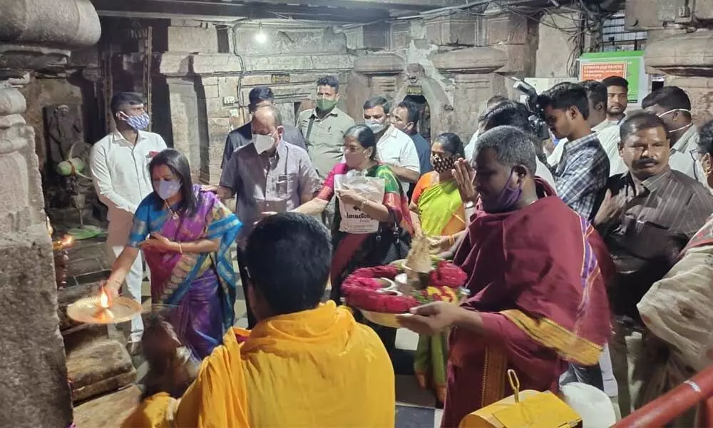 Hyderabad Mayor Gadwal Vijayalakshmi offering prayers at Jogulamba Temple in Alampur on Thursday