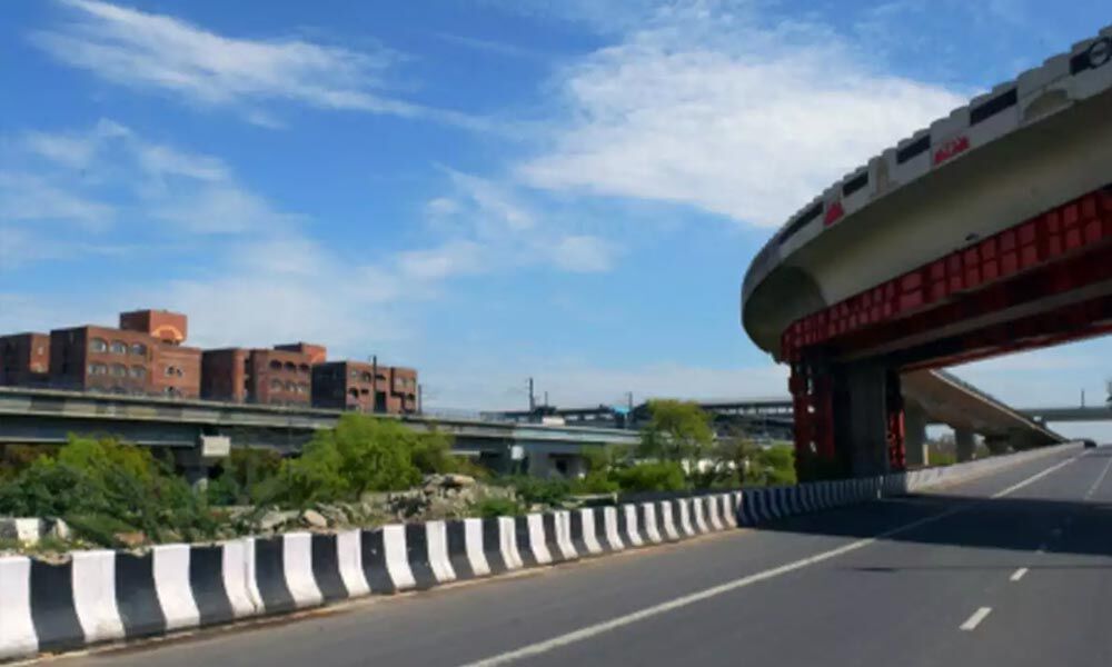 Clear sky and windy in Delhi