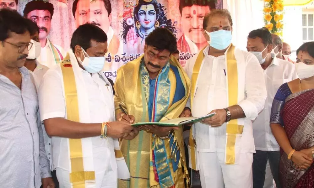 Kolluru Ramakrishna taking charge as the chairman of Kasi Visweswara Swamy Temple Trust Board in Vijayawada on Friday