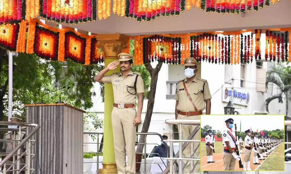 SP Ch Sudheer Kumar Reddy (right) receiving the guard of honour at  the 75th Independence Day parade rehearsal at police parade ground in Kurnool on Friday