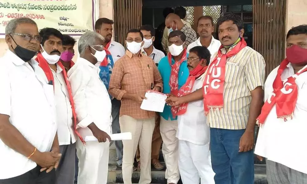 CPI leaders handing over a representation to municipal assistant commissioner Madhusudhan Reddy in Adoni on Friday