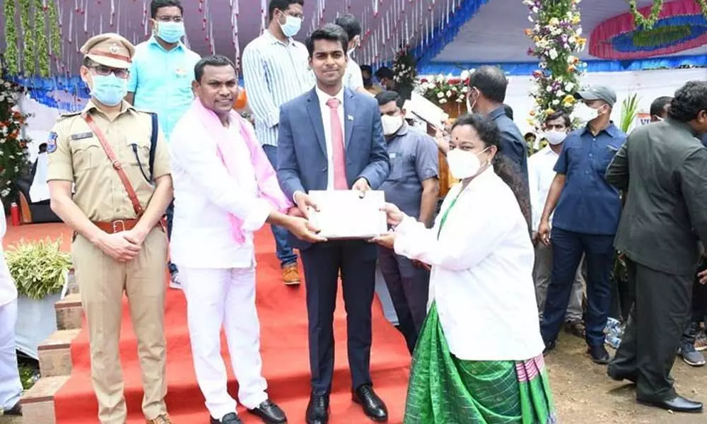Government Whip and MLA Rega Kantha Rao presenting merit certificate to DM&HO Sireesha during the 75th Independence Day celebrations in Kothagudem on Sunday