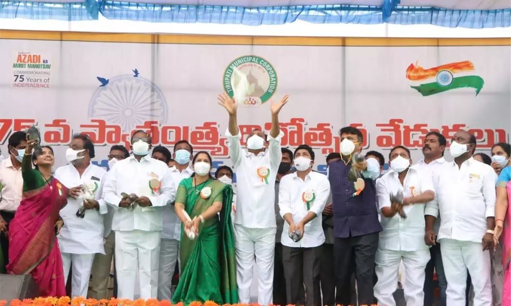 MLA Bhumana Karunakar Reddy releasing pigeons at the 75th Independence Day celebrations organised at the municipal corporation office in Tirupati on Sunday.