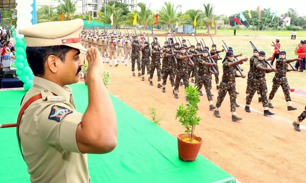 Urban Police District SP Venkata Appala Naidu receiving guard of honour at the 75th Independence Day celebrations in Tirupati on Sunday