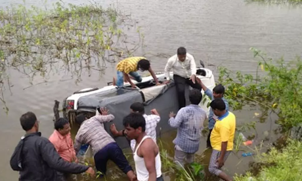 8 injured after auto plunges into canal in Hyderabad outskirts