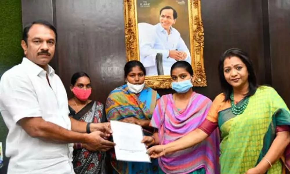 Hyderabad mayor Vijaya Laxmi hands over 2BHK houses to kin of men who died in manhole