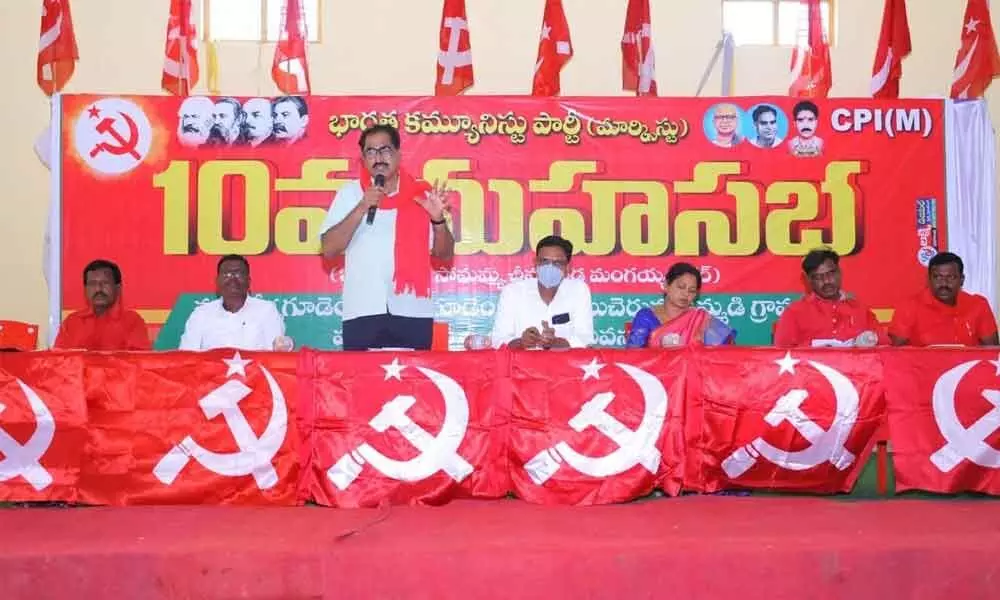 CPI (M) State secretary Thammineni Veerabhadram addressing the leaders and activists at a party meeting in Kuntlagudem village on Monday