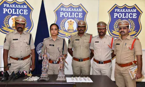 Prakasam district SP Malika Garg  showing the seized idols at a press meet in Ongole on Monday