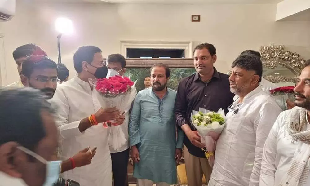 Karnataka ex-Chief Minister Siddaramaiah at Congress leader Janampally Anirudh Reddys house in Rangareddyguda on Tuesday