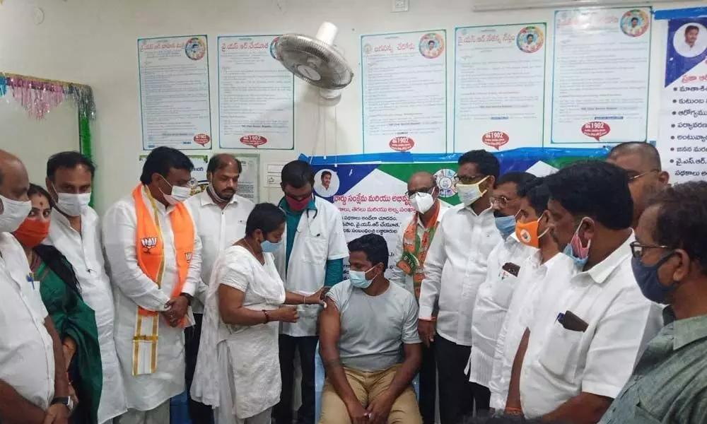 BJP State general secretary PVN Madhav visiting a Urban Health Centre in Guntur on Tuesday