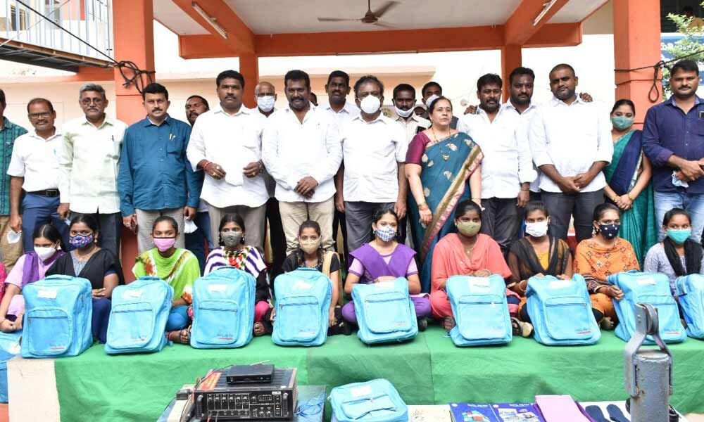 Jagananna Vidya Kanuka kits help students of poor families Guntur Mayor