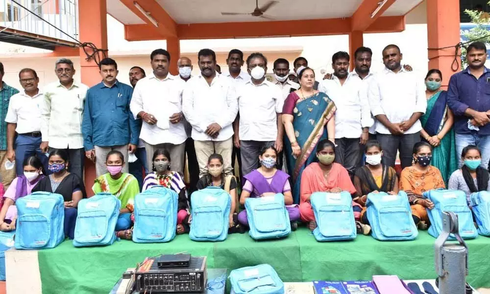 Mayor Kavati Siva Naga Manohar Naidu, MLC KS Lakshmana Rao,MLAs Mustafa and Maddali Giridhara Rao distributing Jagananna Vidya Kanuka kits to students in Guntur on Tuesday