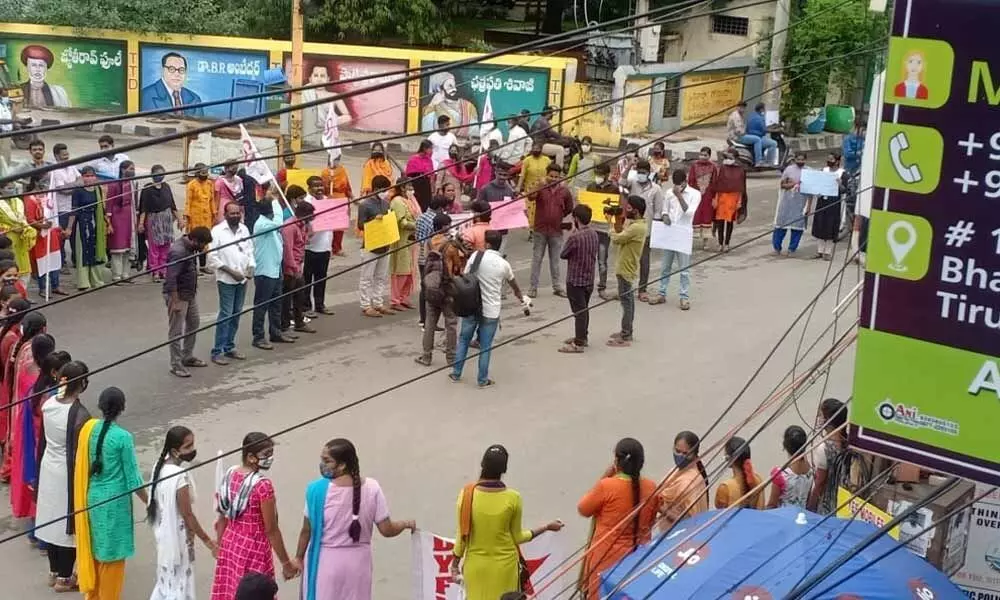 AIDWA, SFI and DYFI activists forming a human chain at Bhavani Nagar Circle in Tirupati on Tuesday condemning the ghastly killing of engineering student Ramya in Guntur