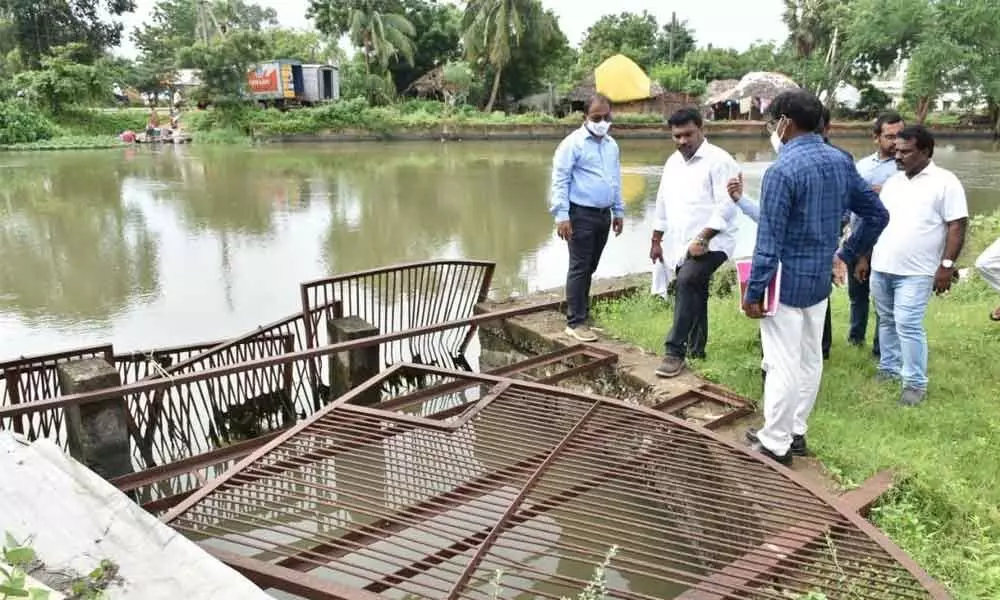 Mayor Kavati Siva Naga Manohar Naidu visiting Sangam Jagarlamudi Pump House in Guntur on Wednesday