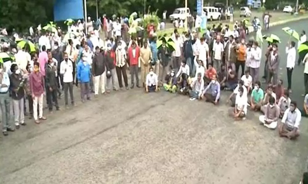 Visakhapatnam Steel Plant Workers protests at NITI Aayog CEO Amitabh Kant guest house