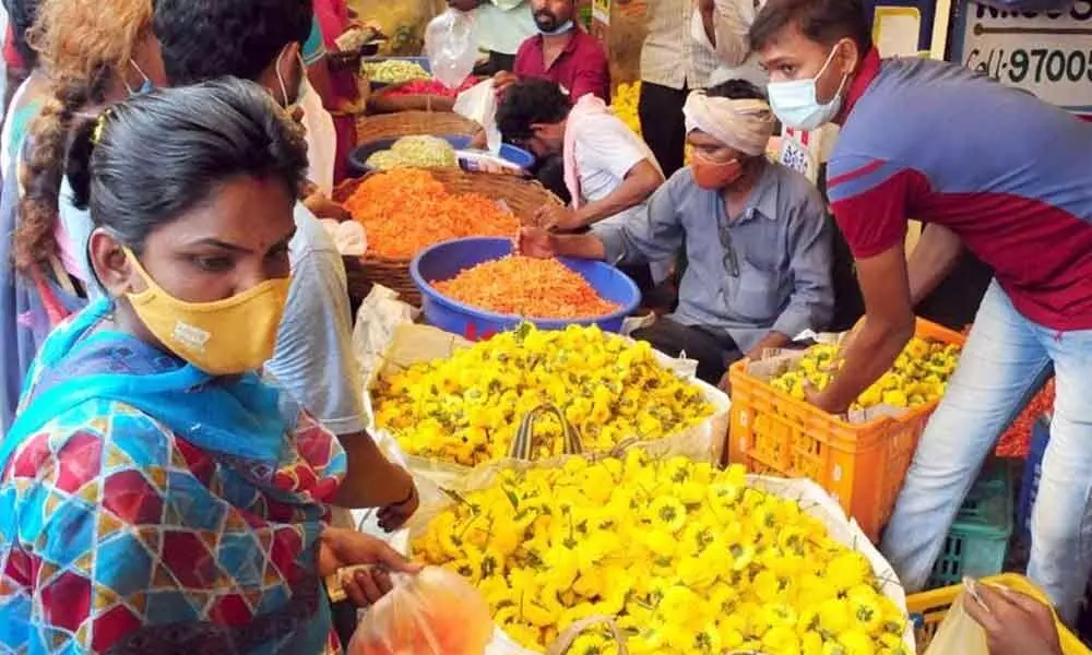Huge crowd seen at Rajiv Gandhi wholesale flower market in Vijayawada on Thursday