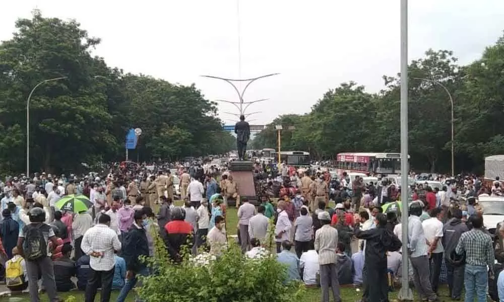 VSP employees block road to prevent NITI Aayog CEO from entering Vizag