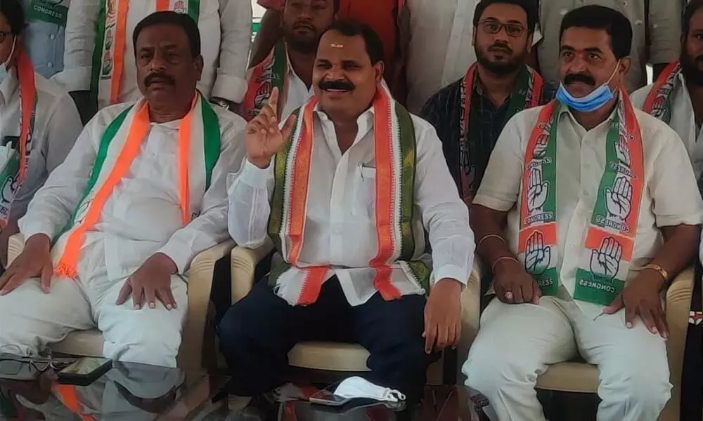 Congress in-charge Veerlapally Shankar addressing party leaders and activists at a meeting in Shadnagar on Thursday