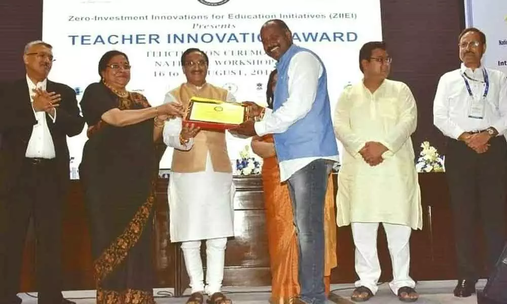 Phani Bhushan Sridhar receiving the Teacher Innovation Award from the then Human Resources Development Minister Ramesh Pokhriyal in 2019