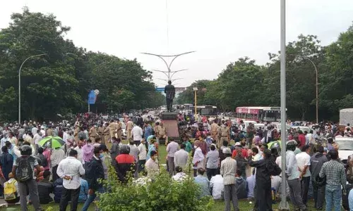 VSP employees block road to prevent NITI Aayog CEO from entering Vizag
