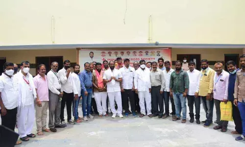 Caption: Minister Srinivas Goud with photographers in Mahbubnagar on Thursday