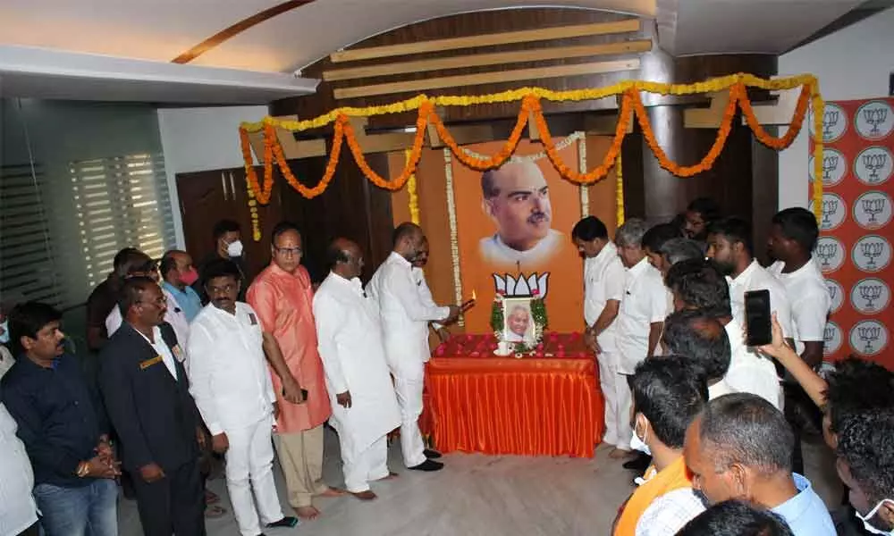 Telangana State BJP Chief Bandi Sanjay along with other leaders paying tributes to former UP Chief Minister Kalyan Singh, who died on Saturday, in Hyderabad on Sunday.