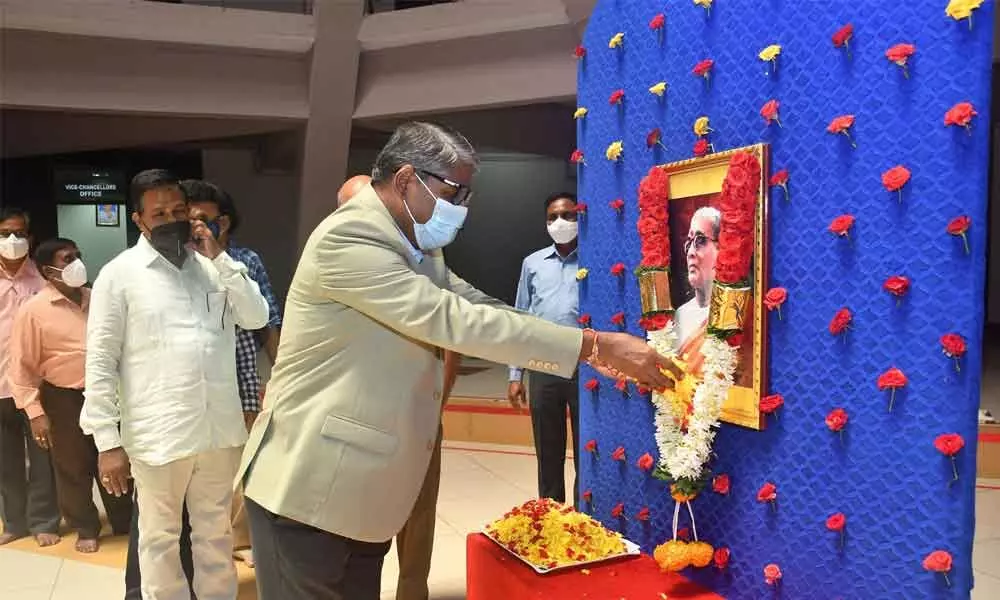 JNTUA Vice-Chancellor G Ranga Janardhana garlanding the portrait of Andhra state first Chief Minister Tanguturi Prakasam Panthulu to mark his birth anniversary, in Anantapur on Monday.