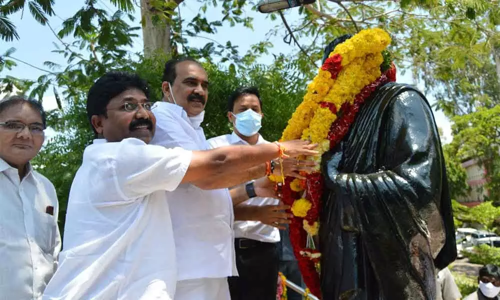 Ministers Balineni Srinivasa Reddy, Audimulapu Suresh, Collector Pravin Kumar garlanding statue of Prakasam Pantulu at the Collectorate in Ongole on Monday