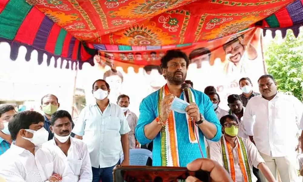 Ramagundam Constituency Congress in-charge Raj Tagore Maakan Singh speaking at a programme in Peddapalli on Monday