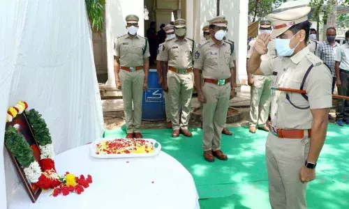Urban SP Venkata Appala Naidu paying tributes to Tanguturi Prakasam Panthulu’s portrait on his 150th birth anniversary at DPO in Tirupati on Monday.