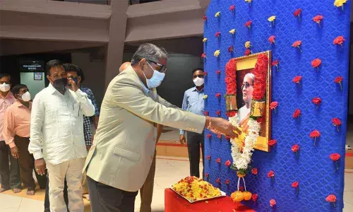 JNTUA Vice-Chancellor G Ranga Janardhana garlanding the portrait of Andhra state first Chief Minister Tanguturi Prakasam Panthulu to mark his birth anniversary, in Anantapur on Monday.