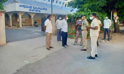 Guntur Urban SP Arif Hafeez enquiring about situation at JKC College in Guntur on Monday