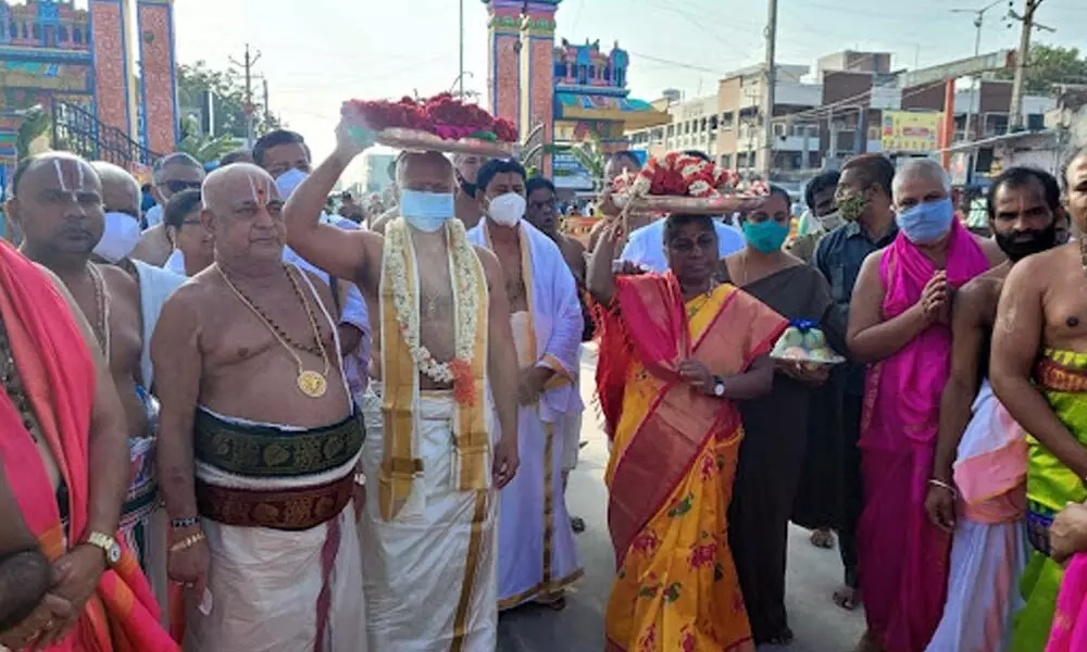 TTD presents silk vastrams to Sri Mantralaya Raghavendra Swamy