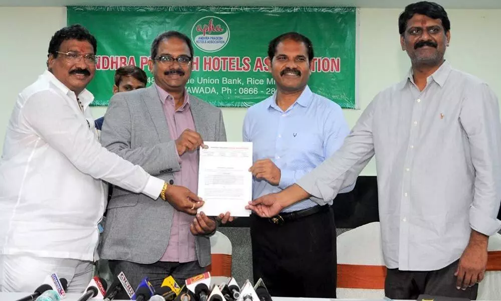 AP Hotels Association president M Balakrishna Reddy and Yumzy Technology company CEO Suresh R  signed an MoU in Vijayawada on Wednesday	Photo: Ch Venkata Mastan